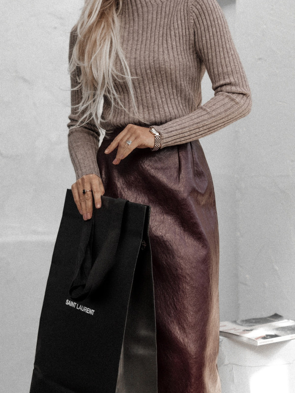 SWETER GIGI Z KOLEKCJI BASIC Z PÓŁGOLFEM TAUPE