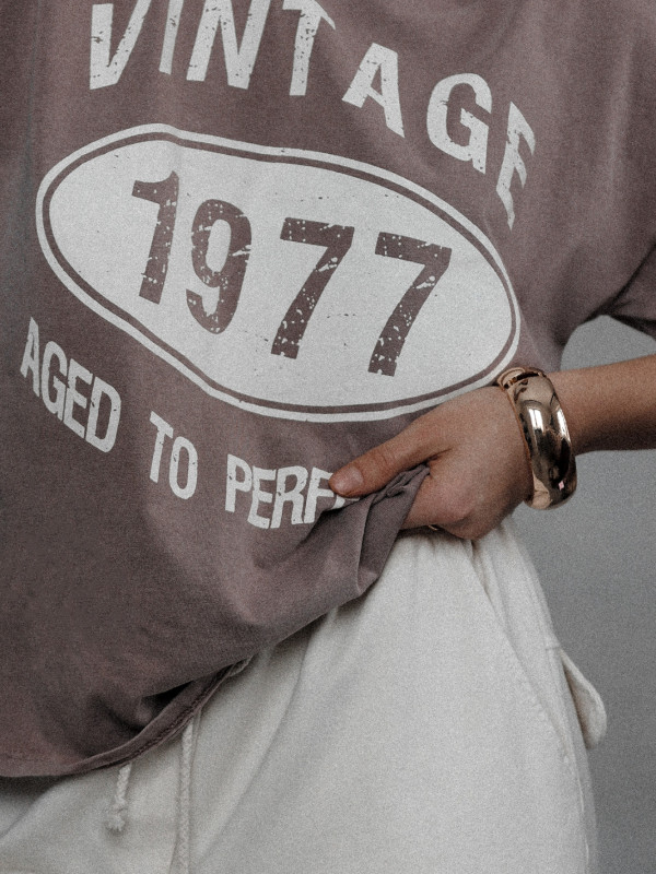 T-SHIRT VINTAGE 1977 O LUŹNIEJSZYM KROJU BRĄZOWY 1