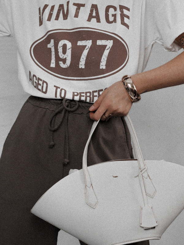 T-SHIRT VINTAGE 1977 O LUŹNIEJSZYM KROJU BIAŁY 1