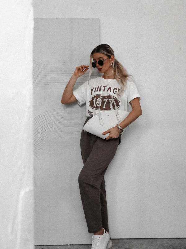 T-SHIRT VINTAGE 1977 O LUŹNIEJSZYM KROJU BIAŁY 2