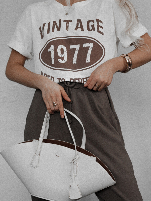 T-SHIRT VINTAGE 1977 O LUŹNIEJSZYM KROJU BIAŁY 3