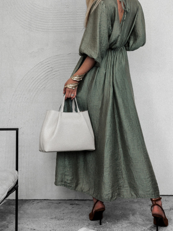 SUKIENKA CARTER Z DEKOLTEM NA PLECACH KHAKI - TENCEL