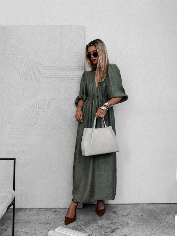 SUKIENKA CARTER Z DEKOLTEM NA PLECACH KHAKI - TENCEL 4