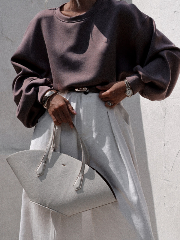 BLUZA AVENLY Z WYCIĘCIEM NA PLECACH TAUPE