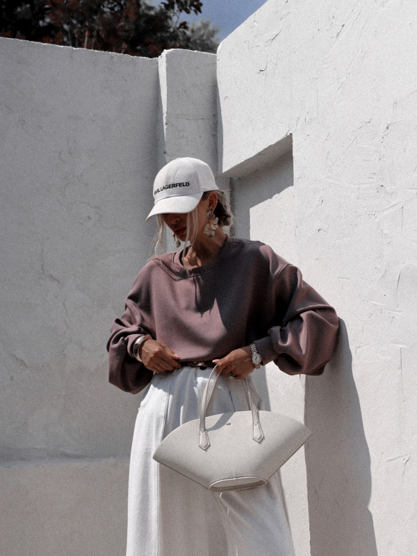 BLUZA AVENLY Z WYCIĘCIEM NA PLECACH TAUPE 1