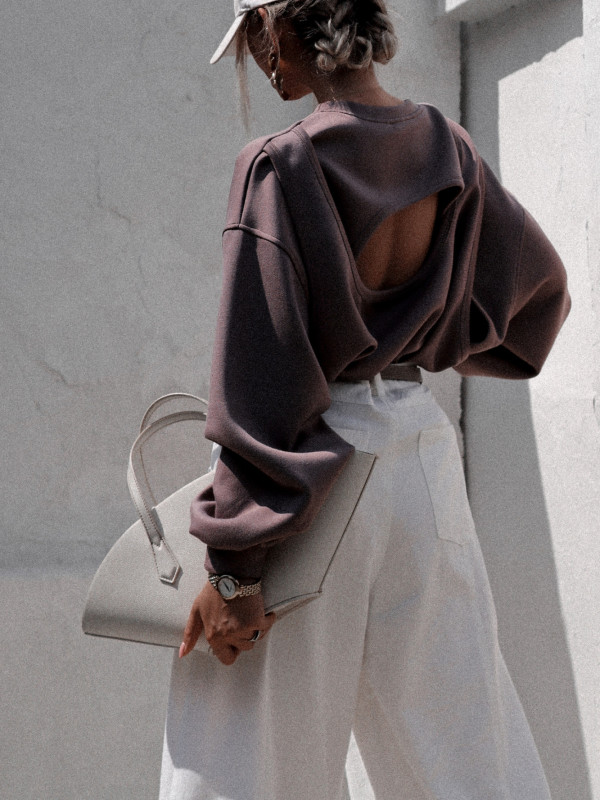 BLUZA AVENLY Z WYCIĘCIEM NA PLECACH TAUPE 3