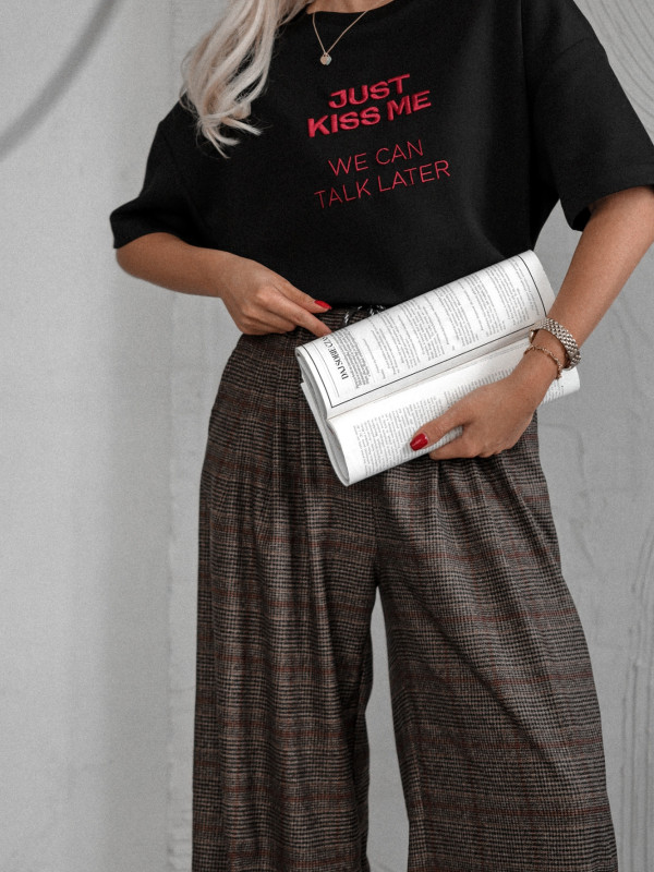 T-SHIRT JUST KISS ME O LUŹNIEJSZYM KROJU CZARNY 2