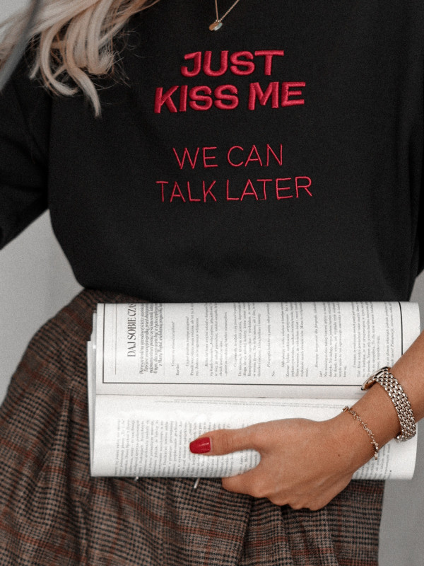 T-SHIRT JUST KISS ME O LUŹNIEJSZYM KROJU CZARNY 3