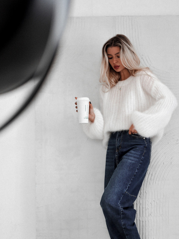 SWETER TEA HOUSE Z MOHEREM Z POSZERZANYM RĘKAWEM BIAŁY 2