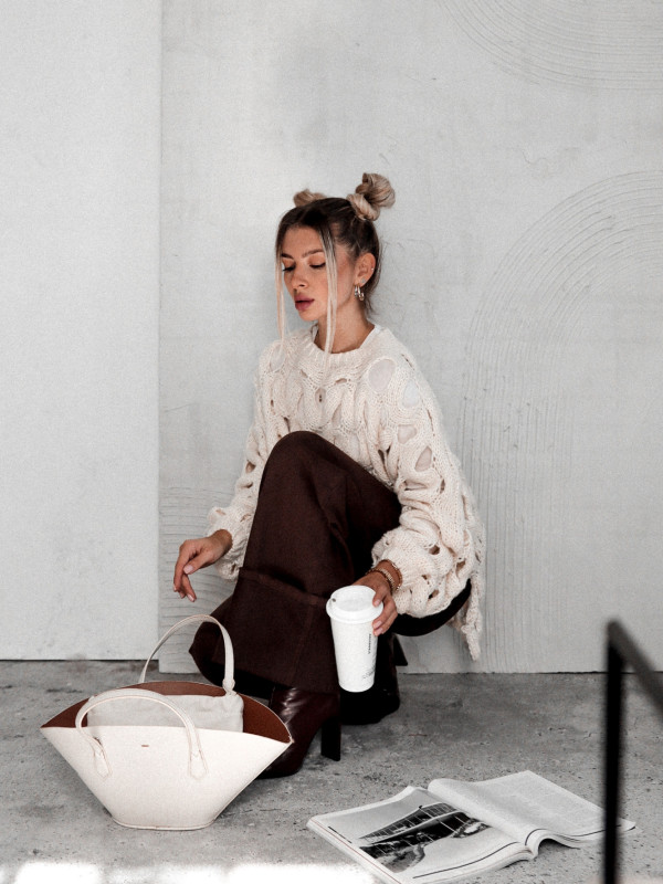 SWETER LA PROMENADE O KROJU OVERSIZE ECRU