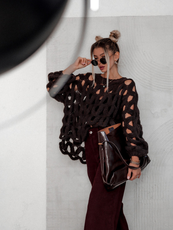 SWETER LA PROMENADE O KROJU OVERSIZE CZEKOLADOWY