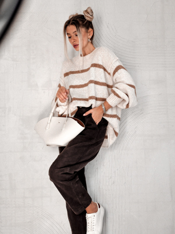 SWETER LUNE & LATTE W BEŻOWE PASKI O KROJU OVERSIZE 4