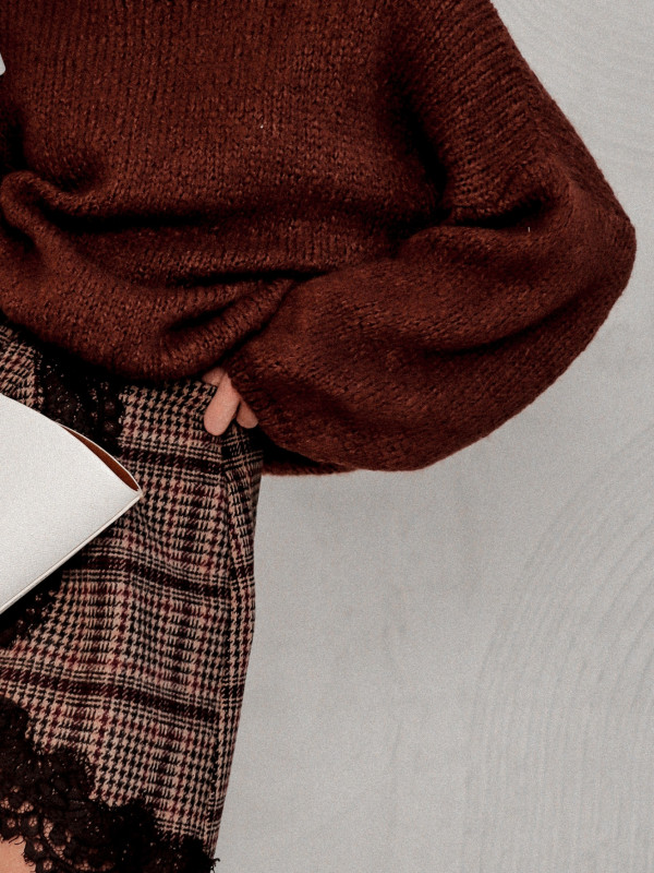 SWETER COLD FLAME O LUŹNIEJSZYM KROJU MLECZNA CZEKOLADA 5
